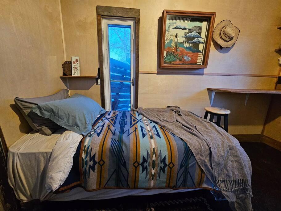 Blue Dog Accommodations Eastend Bagian luar foto