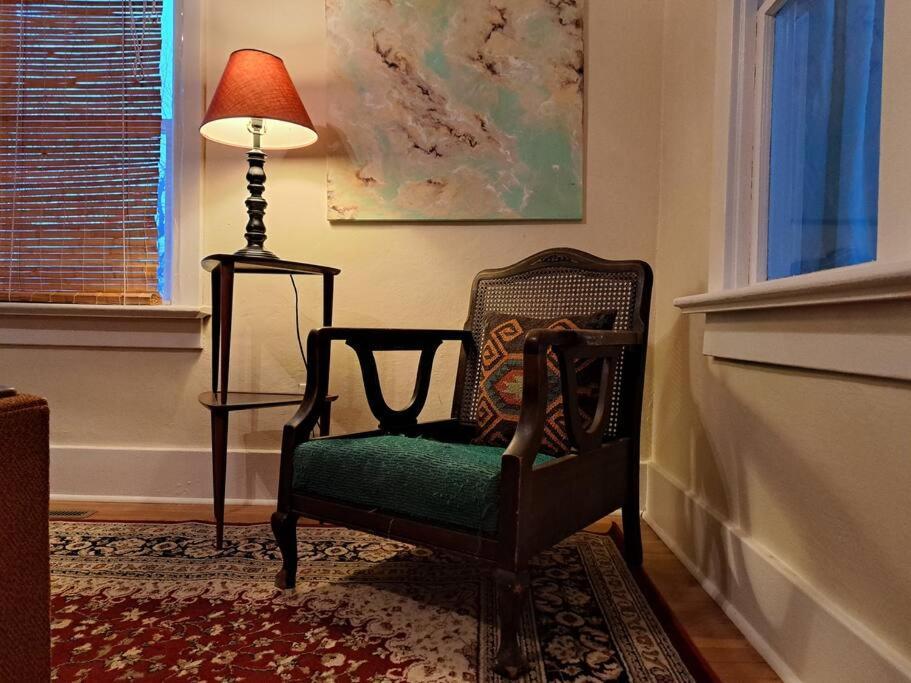 Blue Dog Accommodations Eastend Bagian luar foto