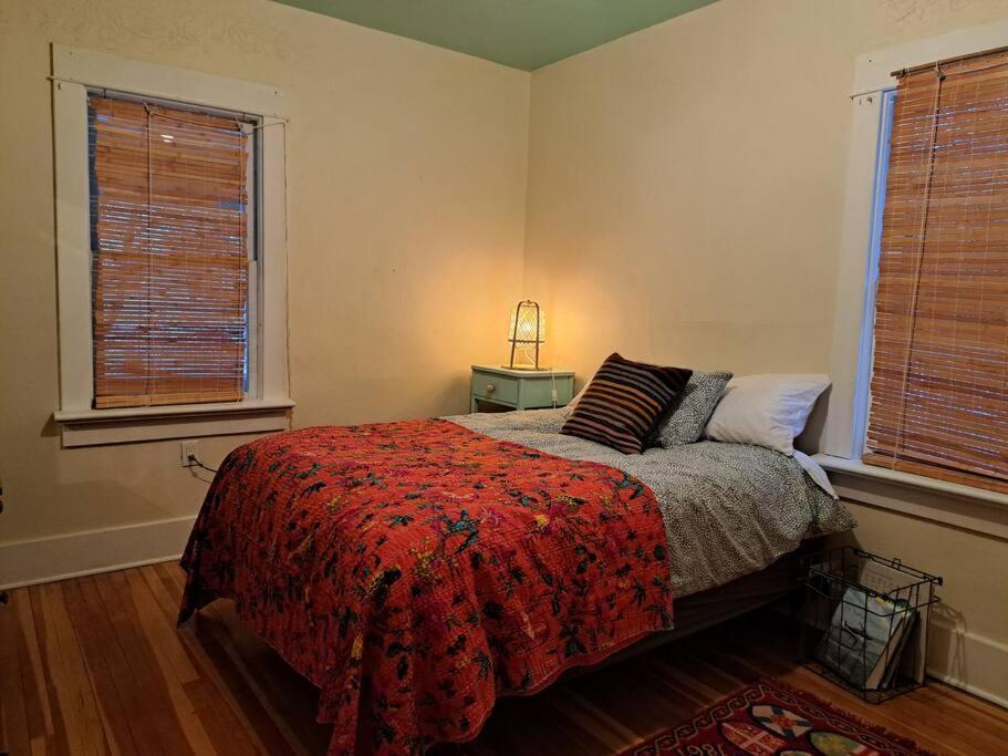 Blue Dog Accommodations Eastend Bagian luar foto